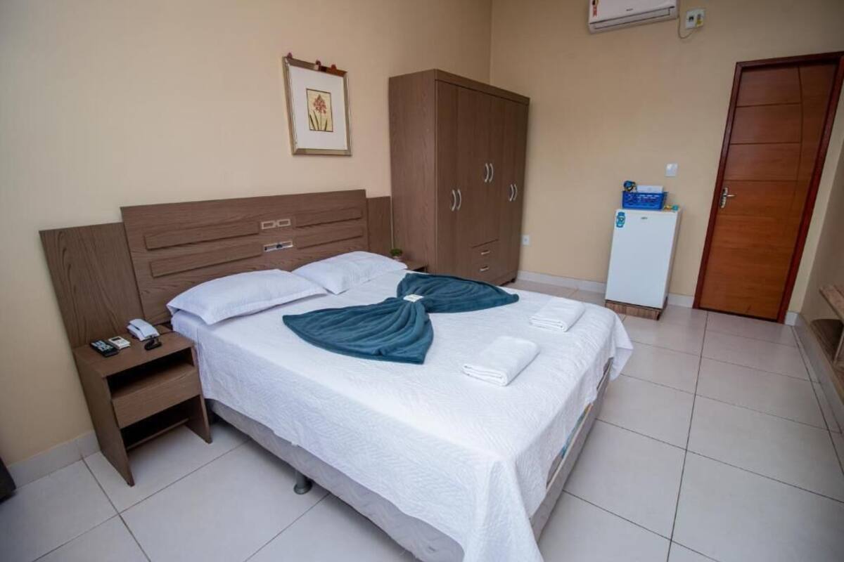 Meja kerja, ruang kerja ramah laptop, dan setrika/meja setrika