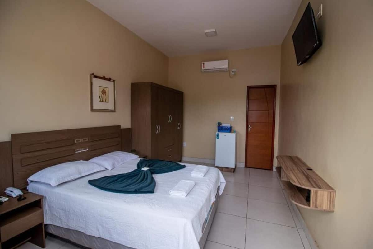 Kamar Single, pemandangan kota | Meja kerja, ruang kerja ramah laptop, dan setrika/meja setrika
