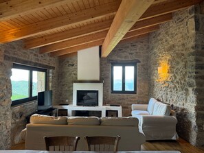 Living area - Holiday Home 'La Calma' with Mountain Views, Shared Garden and Wi-Fi (Sant Martí d'Ogassa)
