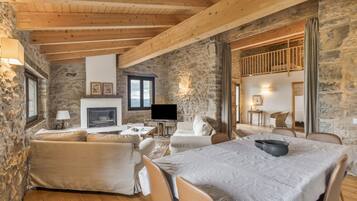 TV, fireplace