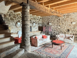 Interior - Holiday Home 'La Calma' with Mountain Views, Shared Garden and Wi-Fi (Sant Martí d'Ogassa)