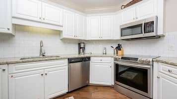 Condo, 3 Bedrooms | Private kitchen