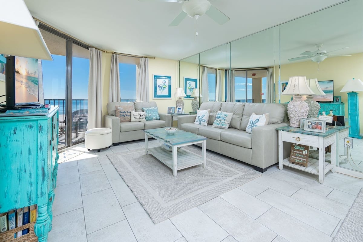 Condo, 2 Bedrooms | Living area