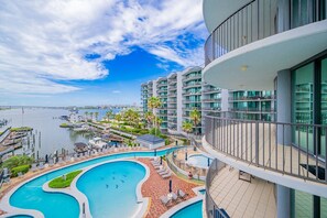 Un hotel con piscina, puerto deportivo y vistas al agua.