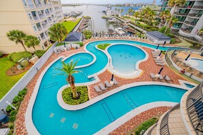 Una piscina techada, una piscina al aire libre