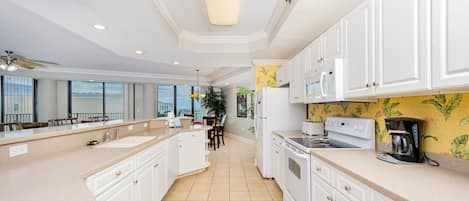 Condo, 3 Bedrooms | Private kitchen