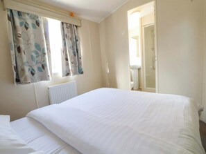 3 bedrooms, individually decorated, individually furnished - Dunes View (Holywell)