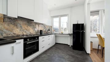 Coffee/tea maker, fridge, oven, stovetop