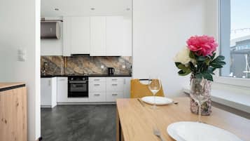 Wasserkocher mit Kaffee-/Teezubehör, Kühlschrank, Ofen, Herdplatte