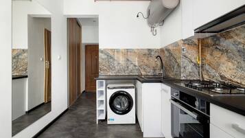 Coffee/tea maker, fridge, oven, stovetop