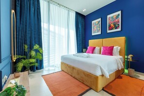 Deluxe Apartment, 1 Bedroom | Peralatan tempat tidur premium, peti besi dalam bilik 