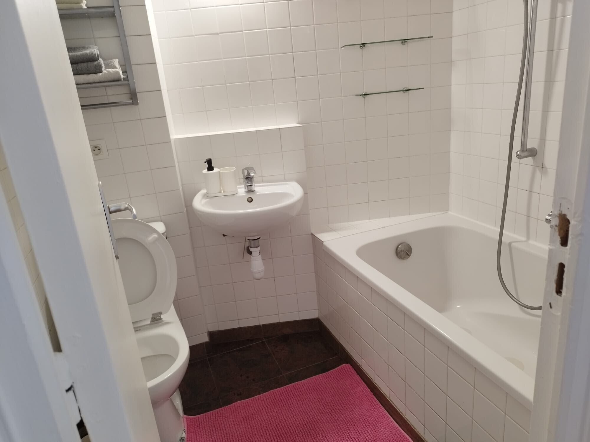 Een douche, handdoeken