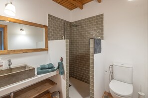 Douche, séchoir à cheveux, serviettes fournies