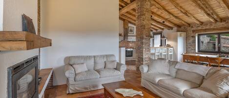 TV, fireplace