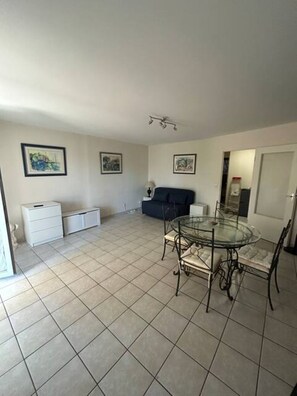 Interior - Charming, quiet T2 sleeps 4 near the sea (LA SEYNE SUR MER)