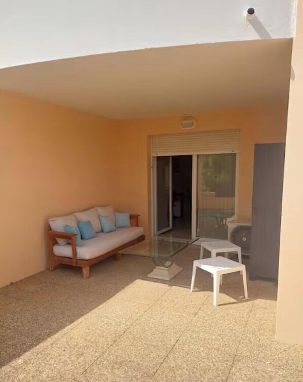 Terrace/patio - Charming, quiet T2 sleeps 4 near the sea (LA SEYNE SUR MER)