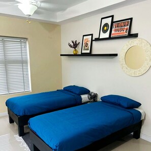 Room - Central New Kingston, Gated, 24hr Security, Mod Apt, Balcony, Distant Sea Views (Kingston)