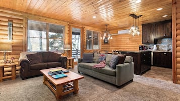 Condo, 2 quartos | Área de estar