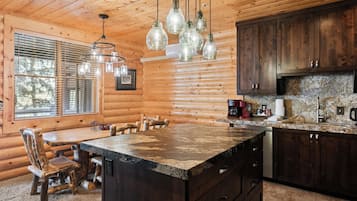 Condo, 2 quartos | Cozinha privada