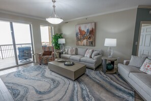 Living area - 705 Margate, 3 bedroom ocean front condo 3 Condo (Myrtle Beach)