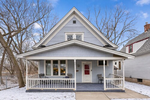 Spacious 2BR Across from Como Lake - Bramble