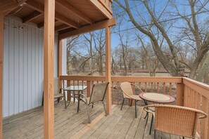 Outdoor dining - 3BR Home Across from Como Lake - Hawthorn (Saint Paul)