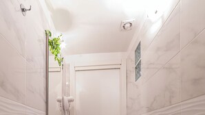 A bathroom with a sink, mirror, and shower. - Rome in Love Caffarella - Metro P. Lungo (Rome)