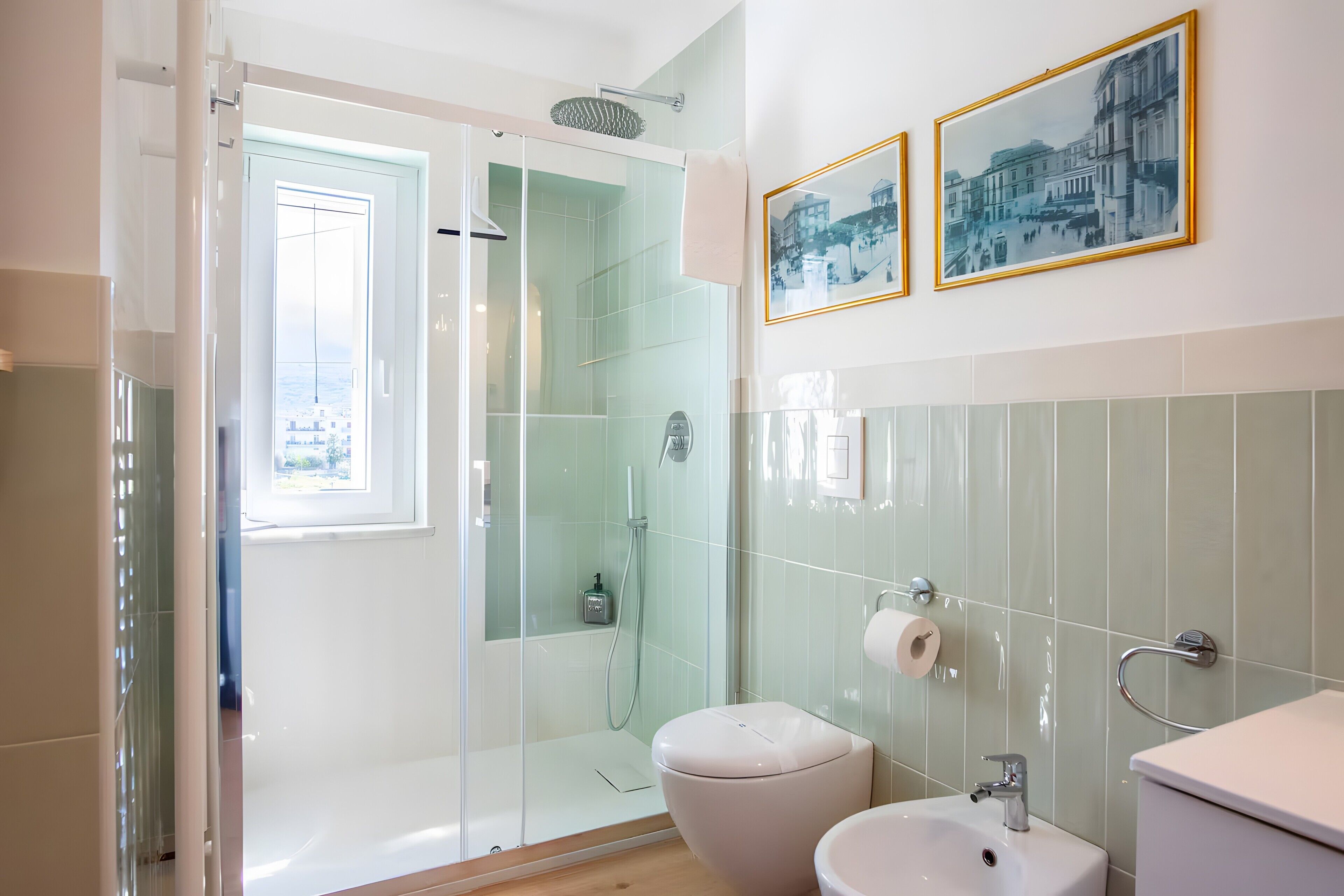 Een douche, een haardroger, handdoeken