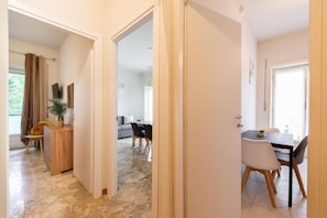 A modern interior with a dining area, a living room, and a kitchen. - MaSa Holiday House Vatican (Rome)