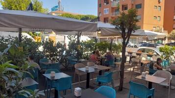 Appartamento Superior, balcone | Ristorazione all'aperto