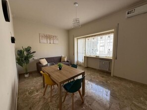 Apartamento superior, balcón | Interior