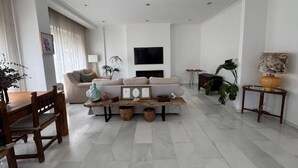 Een moderne woonkamer met een bank, salontafel en decoratieve accessoires.