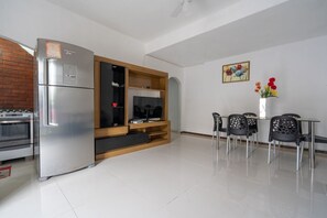 Dining - Apartamento Pet Friendly a 300 m da Praia do Trevo (Rio das Ostras)