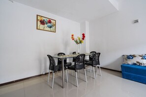 Dining - Apartamento Pet Friendly a 300 m da Praia do Trevo (Rio das Ostras)