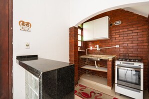 Fridge, oven, coffee/tea maker, toaster - Apartamento Pet Friendly a 300 m da Praia do Trevo (Rio das Ostras)