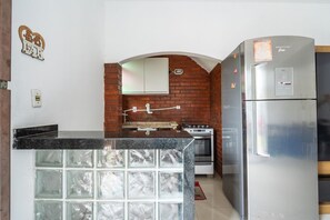Fridge, oven, coffee/tea maker, toaster - Apartamento Pet Friendly a 300 m da Praia do Trevo (Rio das Ostras)