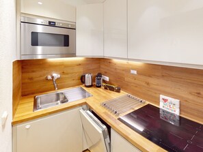Kühlschrank, Mikrowelle, Ofen, Geschirrspüler
