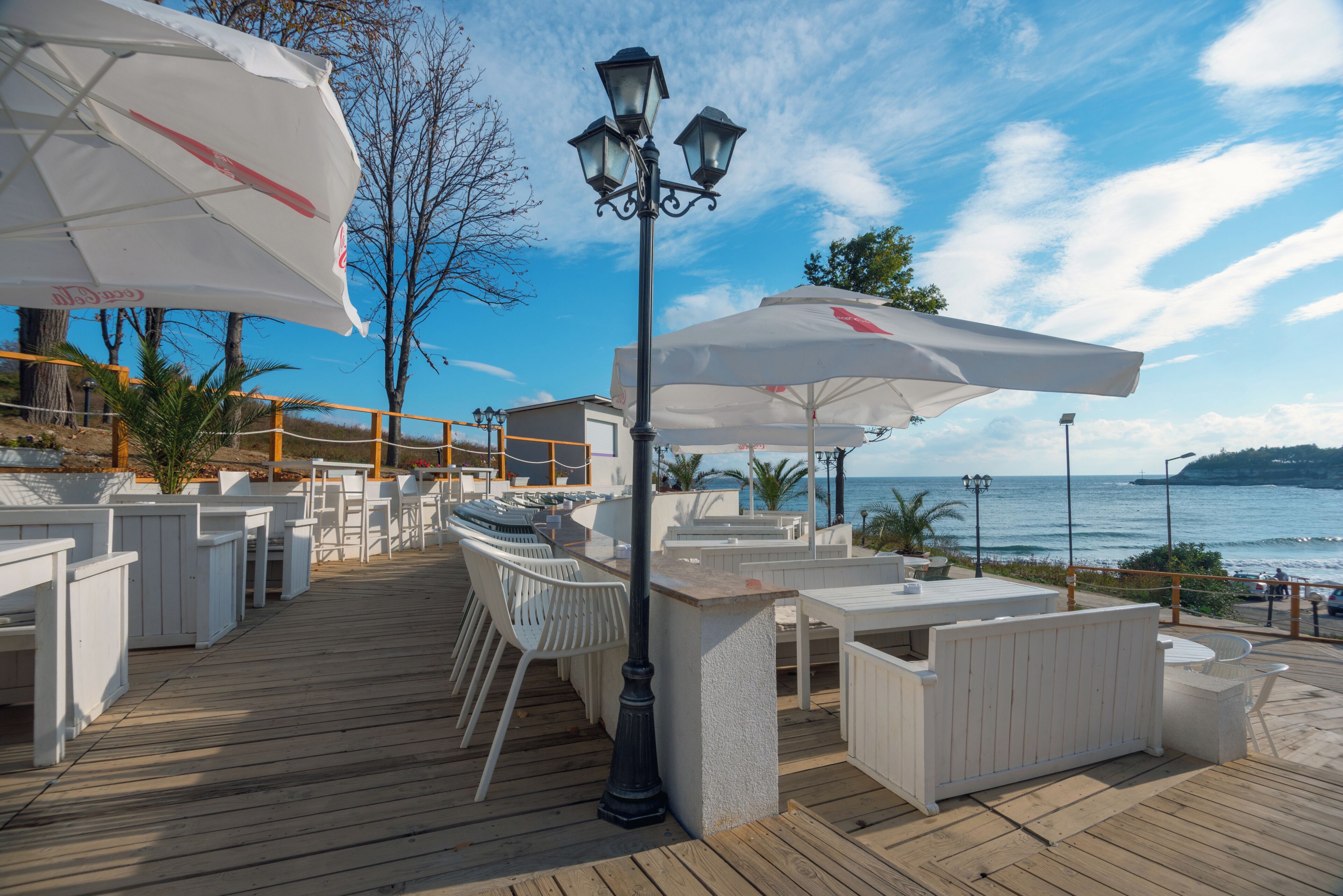 بار على الشاطئ