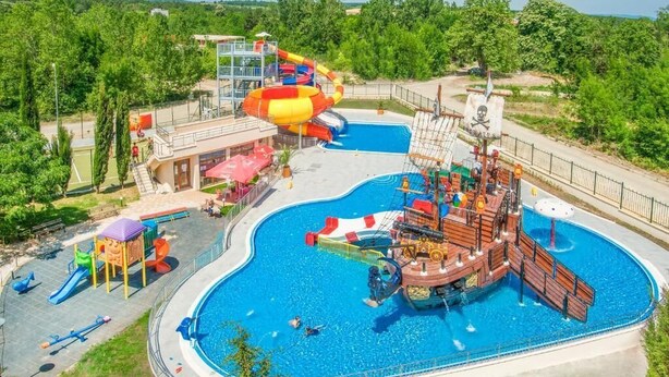 Un parc aquatique doté d’une grande piscine, de toboggans et d’un espace de jeux sur le thème des pirates.