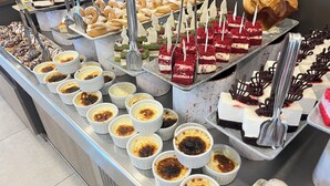 Un présentoir de desserts avec divers produits de boulangerie et pâtisseries.