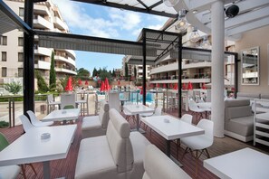 Bar accanto alla piscina