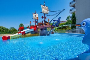 Piscina stagionale all'aperto, ombrelloni da piscina, lettini