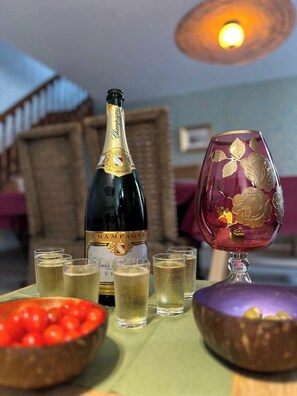 Dining - Duplex apartment 89m2 - 6 min walk to Cathedral & Station (Reims)