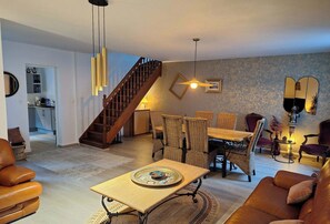 Smart TV, books - Duplex apartment 89m2 - 6 min walk to Cathedral & Station (Reims)