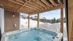 A hot tub with a wooden ceiling and a view of a snowy landscape. - Waterfront with Spa - Pool Table - Le Rivage Alpin (Saint-Côme)