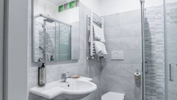 Economy kamer, 1 twee- of 2 eenpersoonsbedden | Badkamer