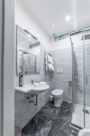 Economy Double or Twin Room | Bathroom | Shower, hair dryer, bidet, towels - Rome in Love B&B - Termini Train Station (Rome)
