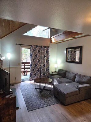Living area - Enjoy the beautiful mountain air! (Idyllwild-Pine Cove)
