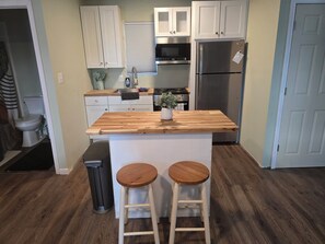 Private kitchen - Beautiful private 1-bedroom studio with full kitchen in delightful Kernersville (Kernersville)
