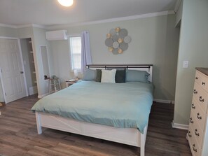 1 slaapkamer, een strijkplank/strijkijzer, wifi, beddengoed